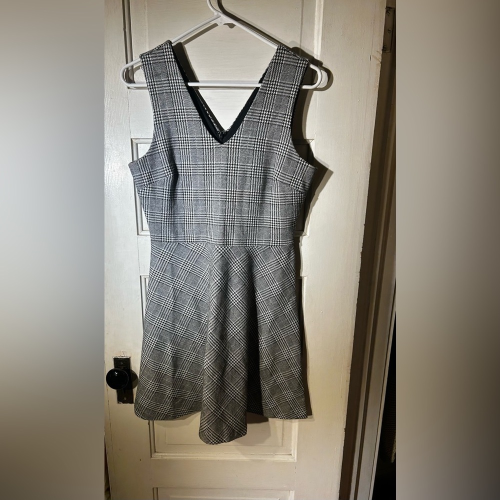 Banana Republic Black and White Sleeveless V-Neck Mini Dress